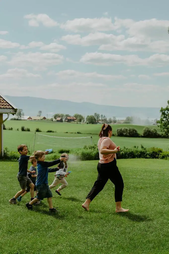 Barn løper etter mor, familieleir på Grimerud Gård, Tro i Familien nettverket.
